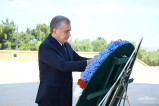 Лидер Узбекистана почтил память героев Азербайджана