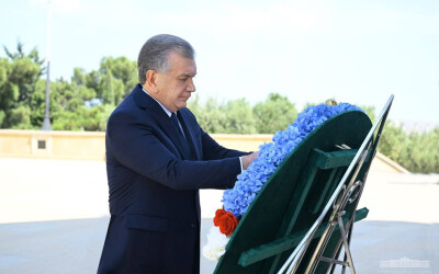 Лидер Узбекистана почтил память героев Азербайджана