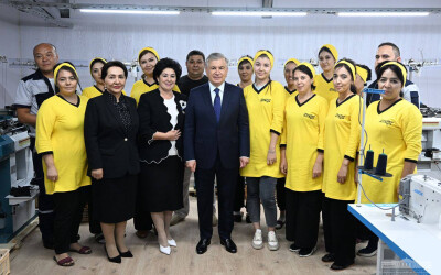 Shavkat Mirziyoyev mahalladagi sharoitlarni ko‘zdan kechirdi Shavkat Mirziyoyev mahalladagi sharoitlarni ko‘zdan kechirdi