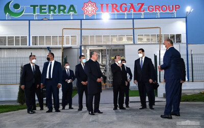 President Shavkat Mirziyoyev gets acquainted with the activities of industrial enterprises in Urgut FEZ