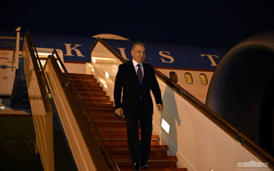 Президент Шавкат Мирзиёев прибыл в Баку