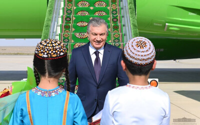 O‘zbekiston Prezidenti Turkmanistonga keldi