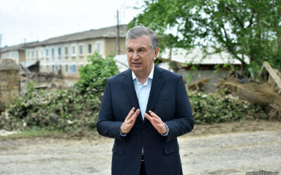 Президент сув оқими натижасида зарар кўрган маҳаллаларни кўздан кечирди Президент сув оқими натижасида зарар кўрган маҳаллаларни кўздан кечирди