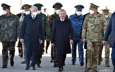 Глава государства понаблюдал за показательными занятиями по боевой подготовке Глава государства понаблюдал за показательными занятиями по боевой подготовке