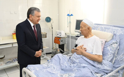Shavkat Mirziyoyev visits the Hero of Uzbekistan