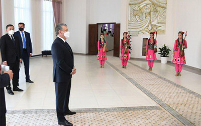 Шавкат Мирзиёев посетил школу оперы и искусства бахши в Нукусе