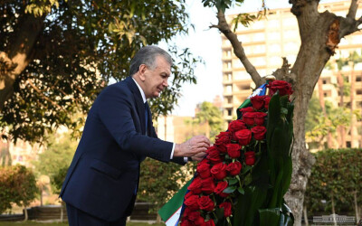 Шавкат Мирзиёев возложил цветы к памятнику Ахмаду Фергани