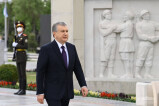 President lays flowers at the Memorial Complex “Ode to Fortitude”