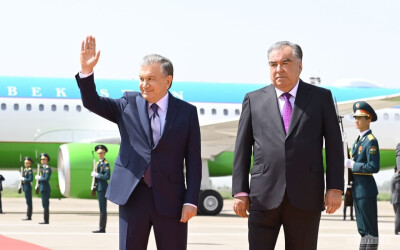 Президента Узбекистана торжественно встретили в Душанбе Президента Узбекистана торжественно встретили в Душанбе