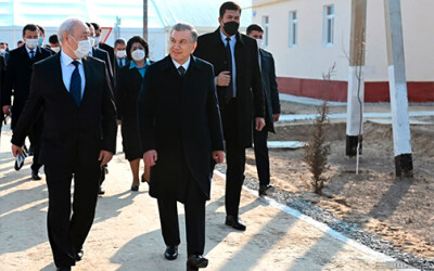 Президент Нукусдаги маҳаллада меҳмон бўлди Президент Нукусдаги маҳаллада меҳмон бўлди