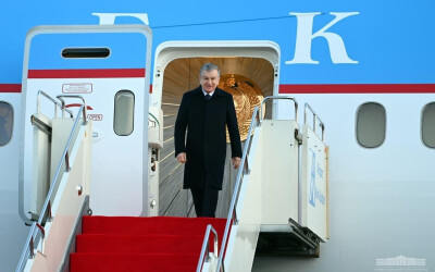 Shavkat Mirziyoyev arrives in Nur-Sultan