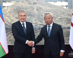 Президент Узбекистана провел встречу с президентом АБИИ Цзинь Лицюнем