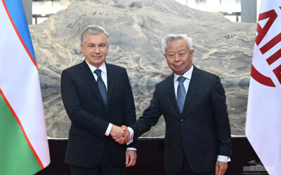Президент Узбекистана провел встречу с президентом АБИИ Цзинь Лицюнем
