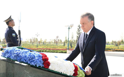 Президент возложил цветы к монументу Независимости