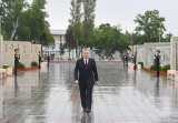 Шавкат Мирзиёев возложил цветы к мемориальному комплексу «Ода стойкости»