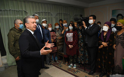 Шавкат Мирзиёев жабрланганлардан кўнгил сўради Шавкат Мирзиёев жабрланганлардан кўнгил сўради