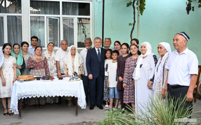 Prezident mahalla ahli bilan samimiy suhbat qurdi Prezident mahalla ahli bilan samimiy suhbat qurdi