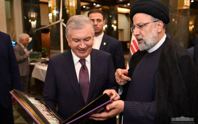 Президент Узбекистана посетил выставку научно-технических достижений Ирана