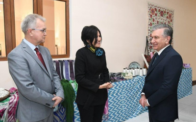 Президент пиллачилик корхонасини кўздан кечирди Президент пиллачилик корхонасини кўздан кечирди