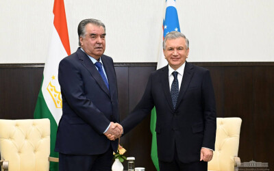 Президенты Узбекистана и Таджикистана провели встречу на полях саммита СНГ