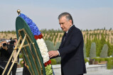 Президент Узбекистана возложил цветы к мемориалу в Ашхабаде