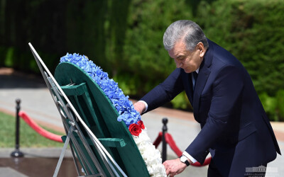 Президент Узбекистана отдал дань уважения памяти Гейдара Алиева Президент Узбекистана отдал дань уважения памяти Гейдара Алиева