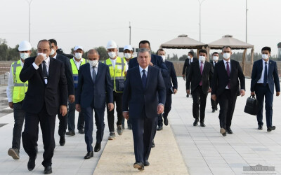 Prezident yangi bog‘dagi bunyodkorlik ishlarini ko‘zdan kechirdi Prezident yangi bog‘dagi bunyodkorlik ishlarini ko‘zdan kechirdi