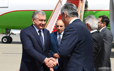 Президент Узбекистана прибыл в Баку