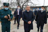 President visits Bunyodkor mahalla and talks with residents