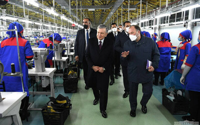 Президент ознакомился с новыми предприятиями в Ферганском районе