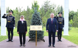 Президенты Узбекистана и Сингапура посадили дерево  
