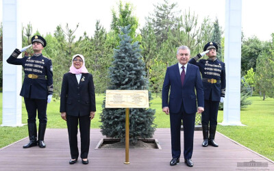 O‘zbekiston va Singapur Prezidentlari birgalikda daraxt ekdilar O‘zbekiston va Singapur Prezidentlari birgalikda daraxt ekdilar
