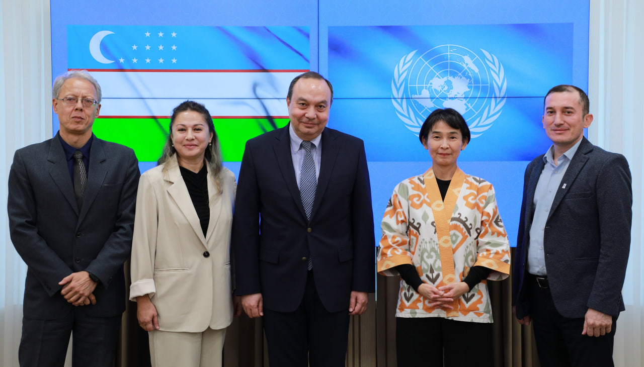 U oyoqlarini veb-kamera oldida yoydi.